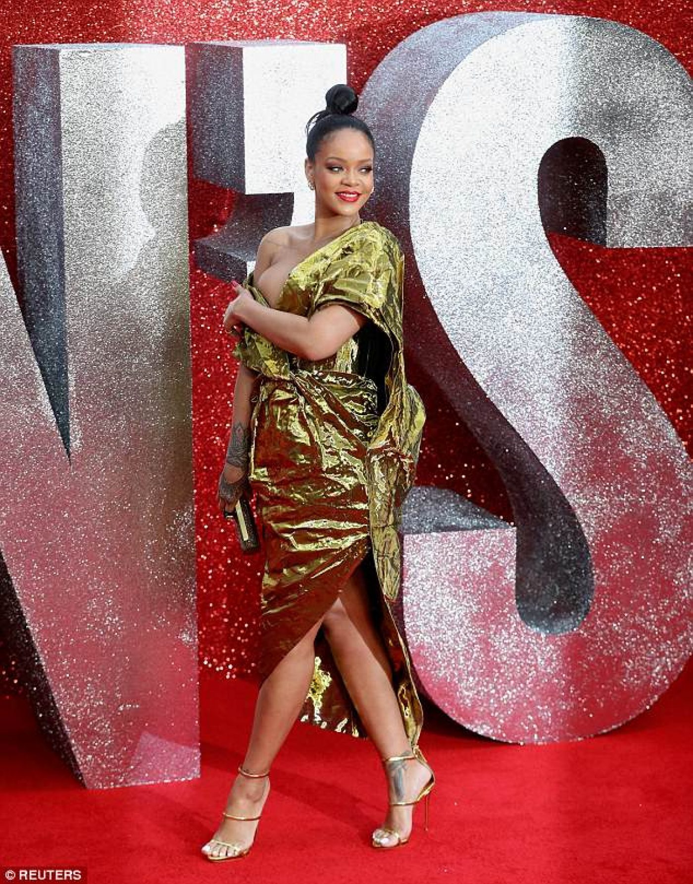 Rihanna Nearly Suffered An Embarrassing Wardrobe Malfunction At Ocean S 8 Premiere Fpn