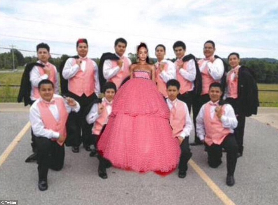 2583CCC800000578-2946536-Party_pleaser_Many_online_commenters_said_the_singer_s_gown_remi-a-188_1423519906358