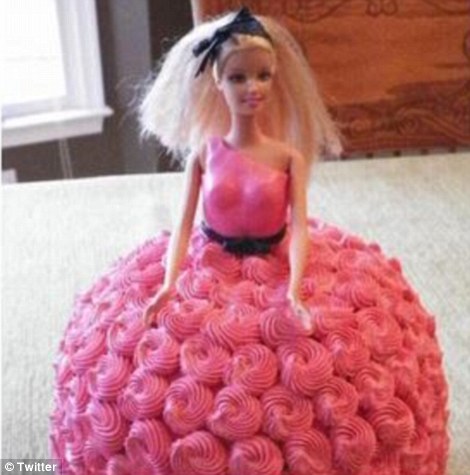 That Rihanna S Voluminous Grammys Gown Has Got A Thousand Memes Page 5 Of 8 Fpn