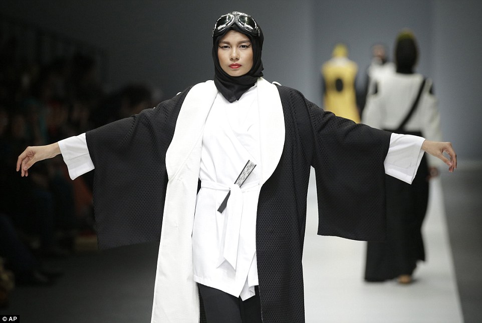 2DCCA6D000000578-3293566-A_kimono_style_jacket_in_black_is_paired_with_a_crisp_white_shir-a-21_1446050262560