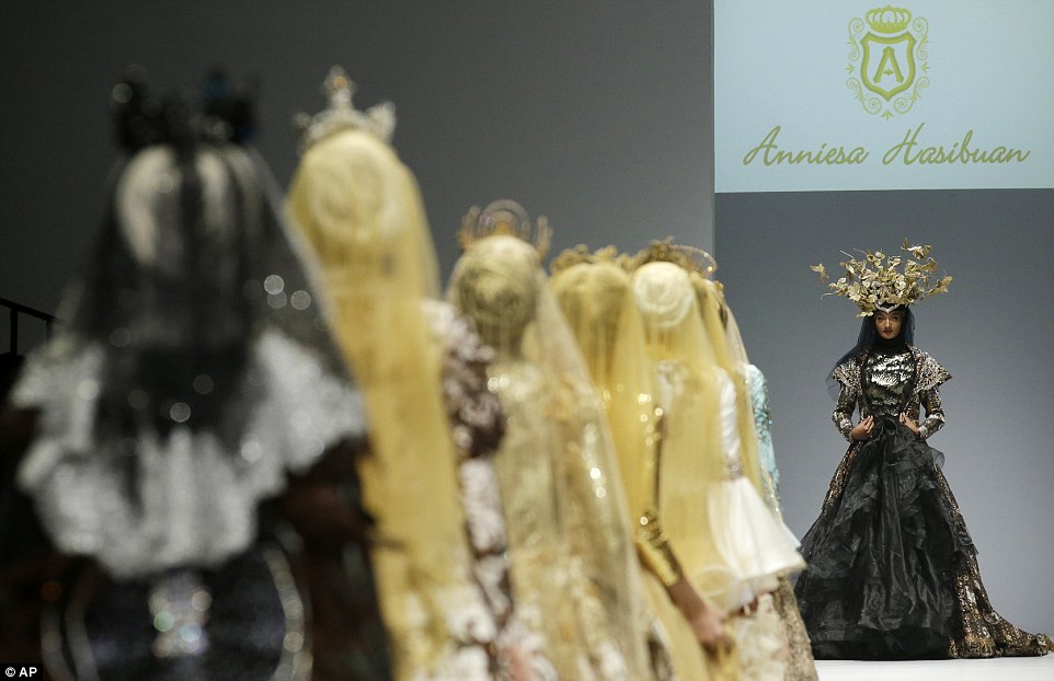2DCCB82300000578-3293566-Anniesa_Hasibuan_who_recently_showed_at_New_York_Fashion_Week_se-a-29_1446050262941