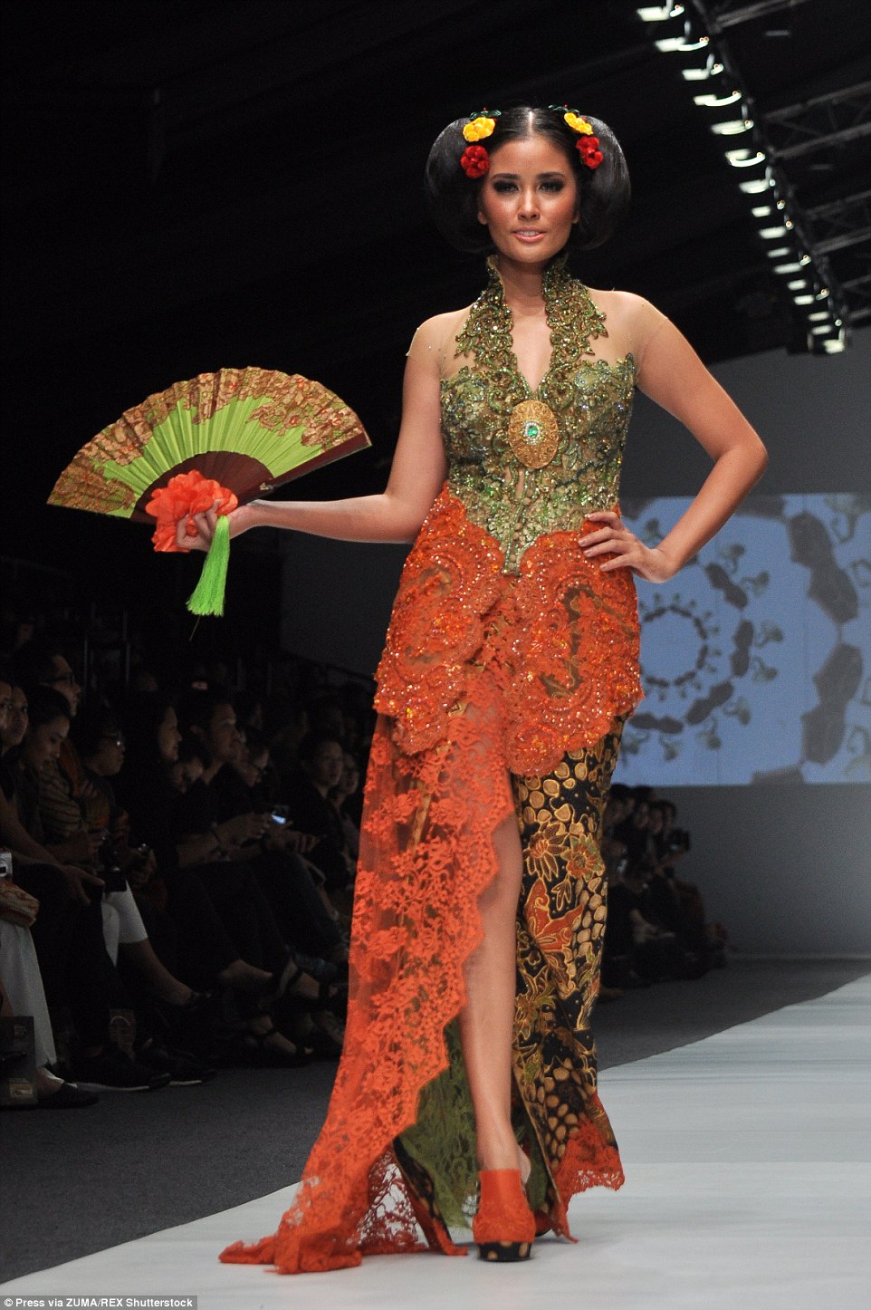 2DDF5FB900000578-3293566-While_Anne_Avantie_went_for_the_most_colourful_collection_she_fo-a-28_1446050262938