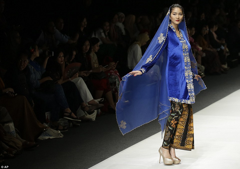 2DDFED6600000578-3293566-A_satin_jacket_and_matching_veil_went_with_the_glamorous_theme_o-m-53_1446050655303