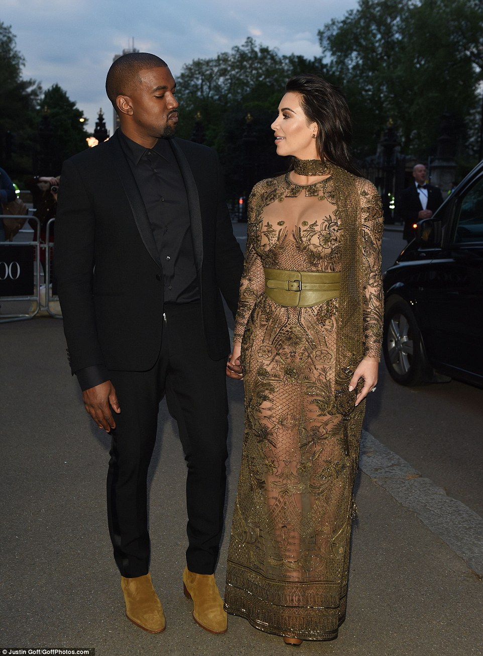 Kim-Kardashian-Barely-There-Maxi-Dress-Fashion-Police-Nigeria-1