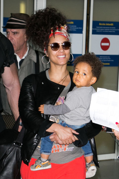 Alicia-Keys-Headwrap-Makeup-Free-FashionPoliceNigeria-4