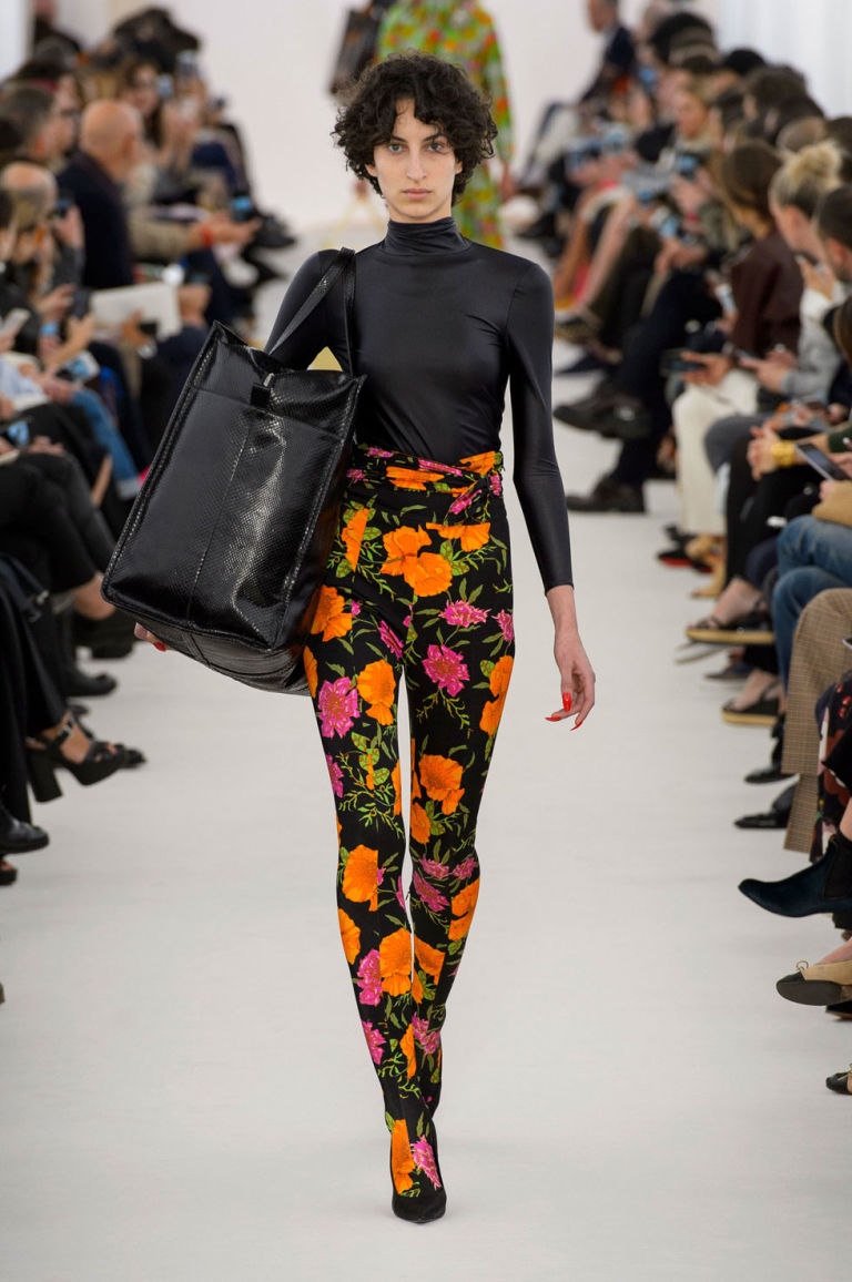 balenciaga-massive-bag-paris-fashion-week-spring-2017-fashionpolicenigeria-2