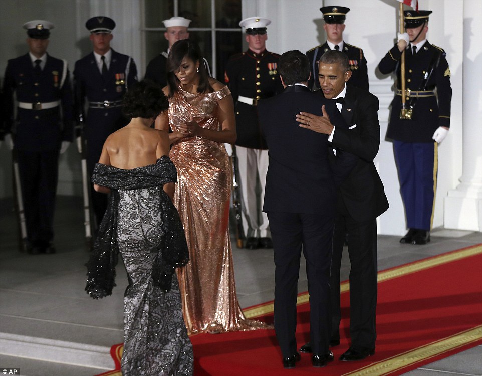 michelle-obama-chainmail-atelier-versace-gown-state-dinner-fashionpolicenigeria-6