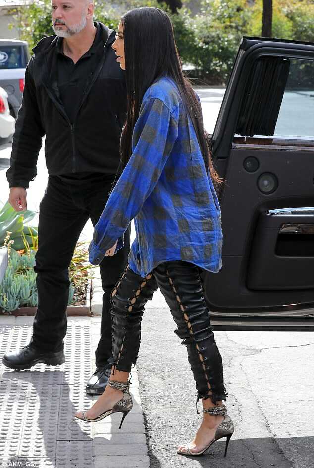 kim-kardashian-wrinkled-oversized-shirt-fashionpolicenigeria-2