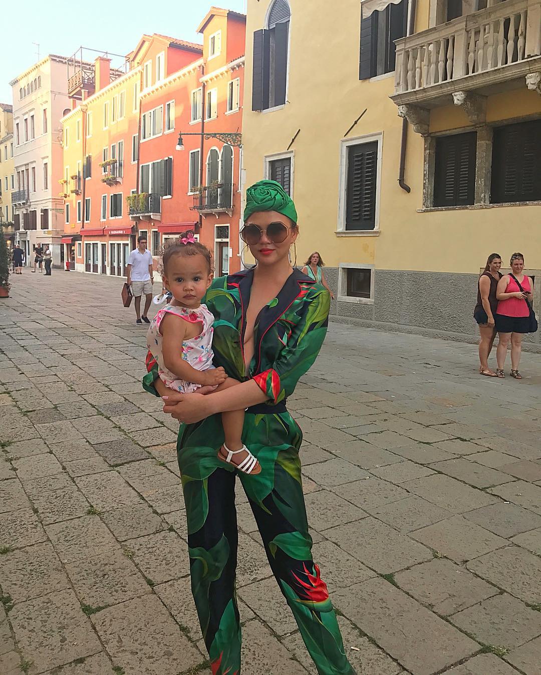chrissy-teigen-outfits-venice-vacation