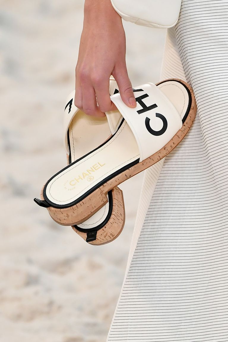 Chanel-Beach-Runway-Show-Paris-Fashion-Week-Spring-2019-010