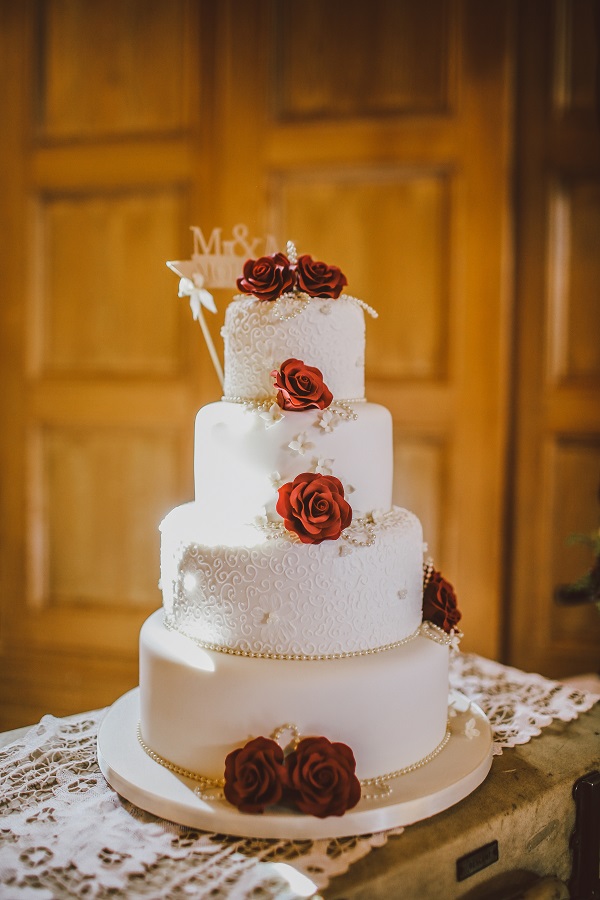 Photo of a beautiful wedding cake