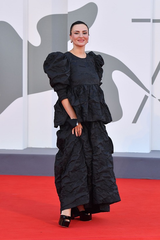 arisa-walks-the-red-carpet-ahead-of-the-movie-padrenostro-news-photo-1599268494