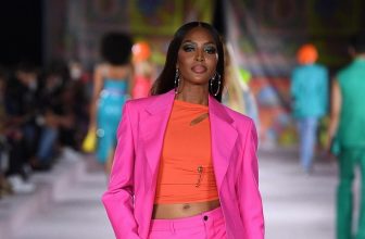 naomi-campbell-returns-to-versace-catwalk-mfw-ss22