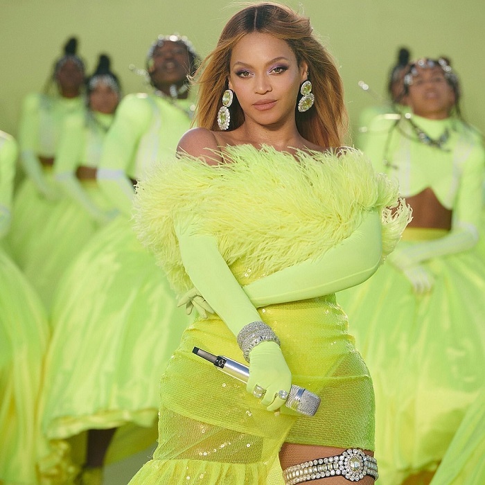 Beyonce Delivered A Beautiful Performance At The 2022 Oscars In Neon