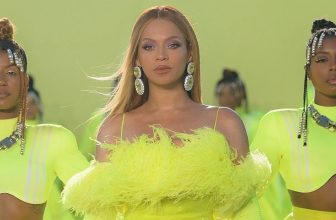 Beyonce Delivered A Beautiful Performance At The 2022 Oscars In Neon