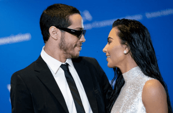 Kim Kardashian and Pete davidson posing together