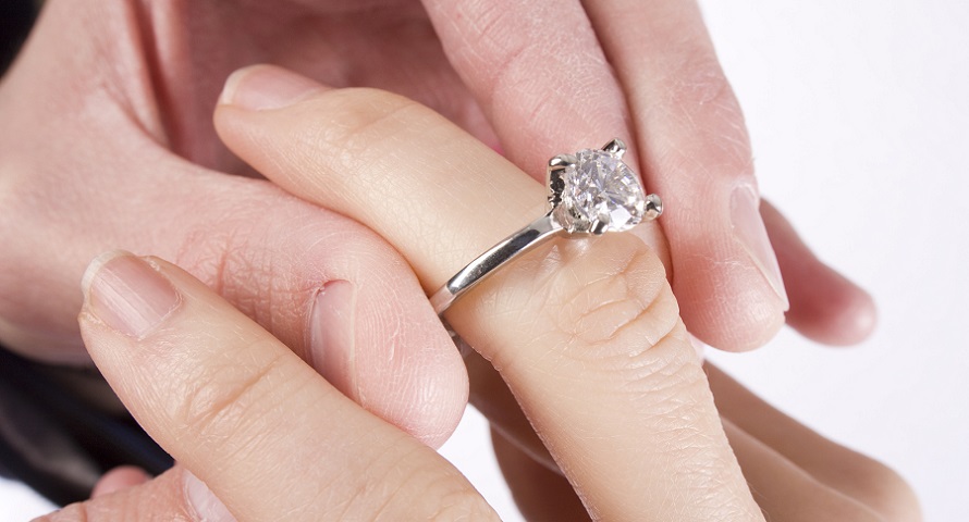 How to choose the best engagement ring image