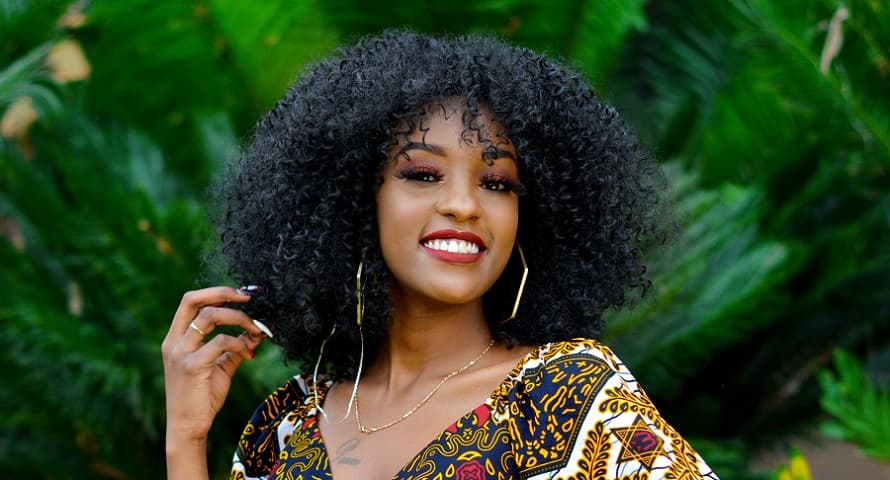 African American Woman Wearing Curly Hair - Fashion Police Nigeria