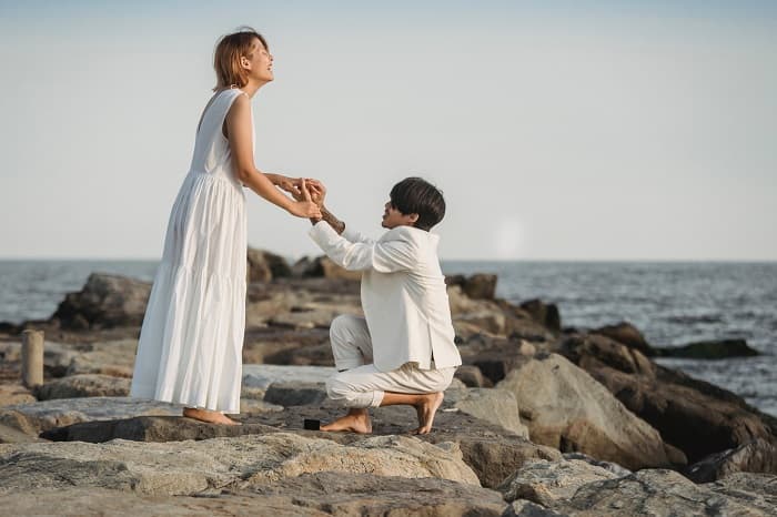 Photo proposing to woman on mountain top