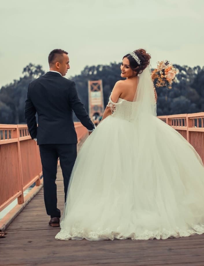 Bride throwing bouquet photo - Fashion Police NG