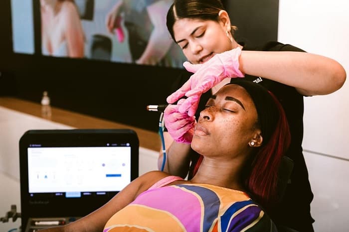 Woman having hydrafacials photo