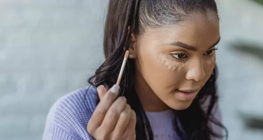 African American woman applying makeup - Fashion Police Nigeria