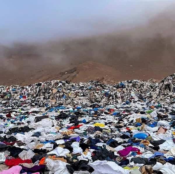 Photo showing a pile of unwanted clothes in Atacama Desert in Chile