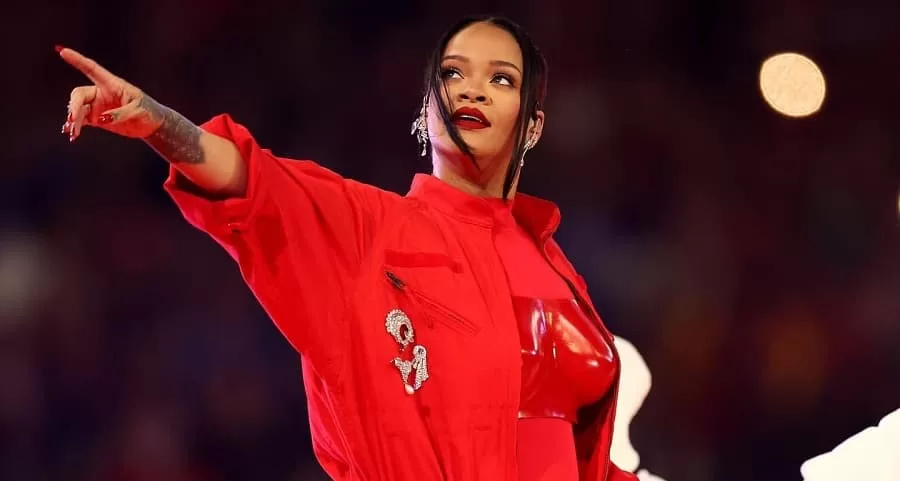 Rihanna Breaks The Internet Again With Her Supper Bowl Halftime Show | FPN