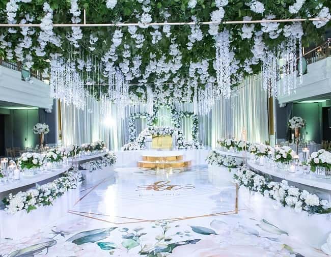 Green and white wedding decor idea photo