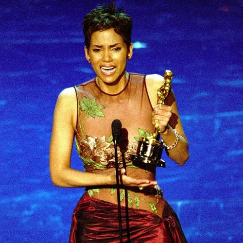 Halle Berry receives Oscars 2001 photo