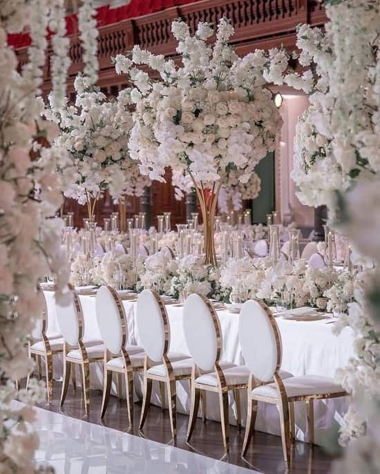 White floral wedding decor idea photo