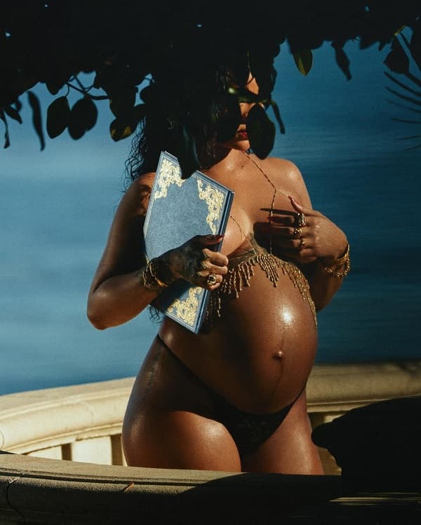 Rihanna celebrating-first pregnancy motherhood with unseen pregnancy photos - Fashion Police Nigeria