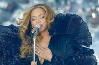 beyonce performing at the london renaissance tour