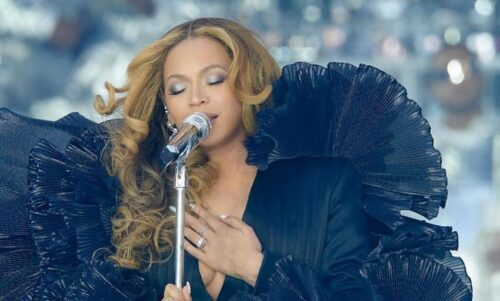 beyonce performing at the london renaissance tour