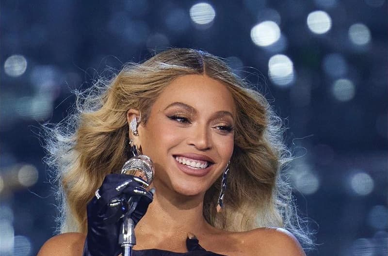 Beyoncé Chrome Bustier Look on Renaissance Tour