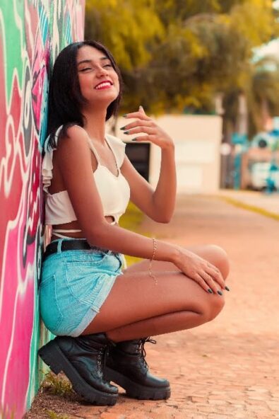 Photo of fashion model posing for Instagram-perfect picture - Fashion Police Nigeria