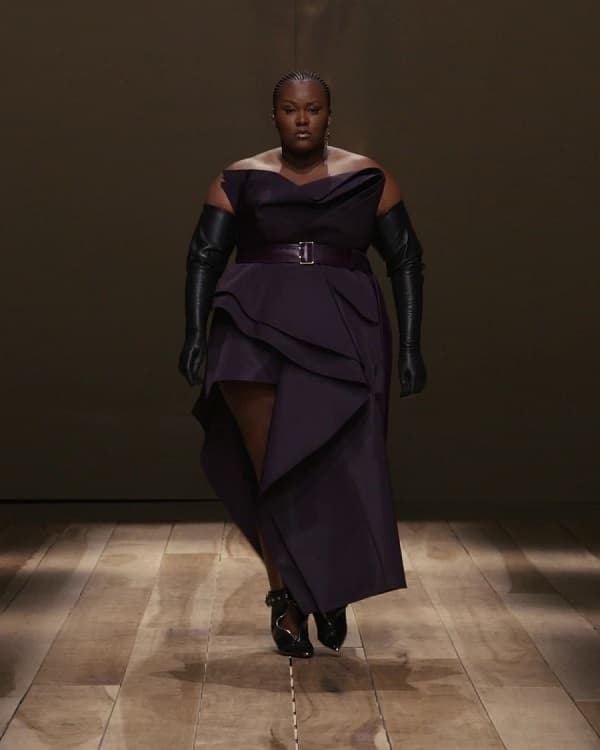 Plus-size model waking the catwalk for Alexander McQueen photo - Fashion Police Nigeria