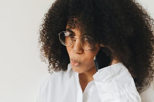 photo-curly-woman-with-eyeglasses
