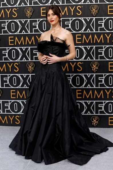 Lizzy Caplan At The 2024 Emmys Awards