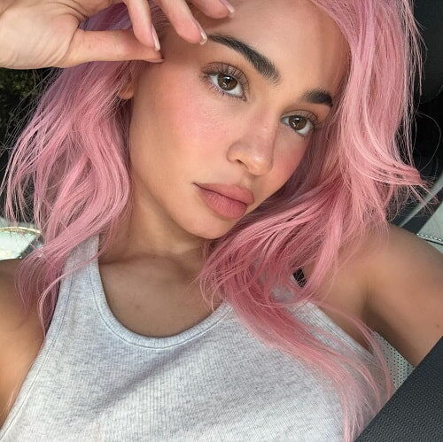Kylie Jenner bubblegum pink hairstyle photo, 2024