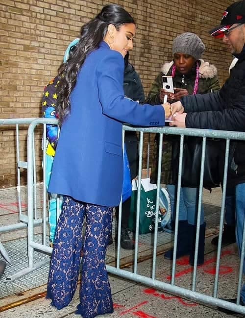 Photo Ariana DeBose greeting fans in New York