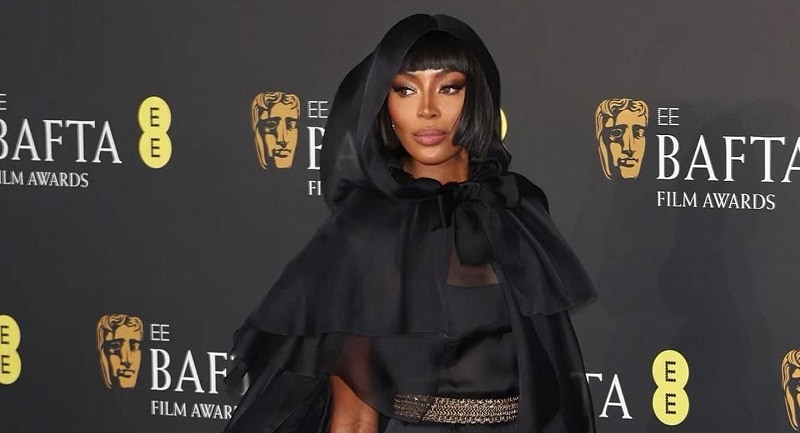 Naomi Campbell Opted For an All-Black Hooded Look and Heavy Fringe at ...