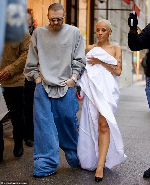 
Doja Cat wearing just a bedsheet and high heels for shopping in New York City - Fashion Police Nigeria