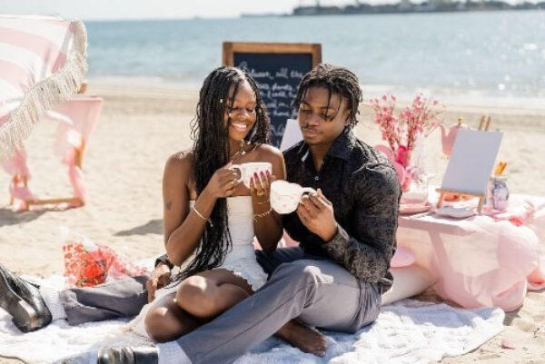 Photo of a boyfriend and girlfriend having a picnic dinner date - Fashion Police Nigeria