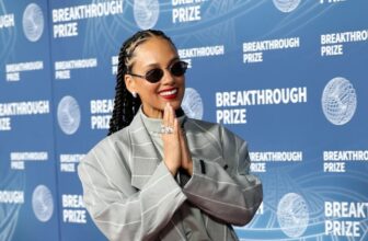 Alicia Keys oversized pinstriped blazer and baggy pants at the 2025 breakthrough price ceremony - Fashion Police Nigeria