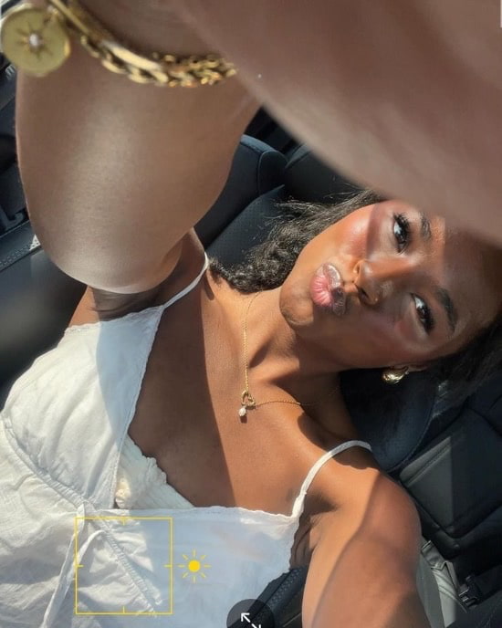 photo of a black lady taking selfies - fashion police Nigeria