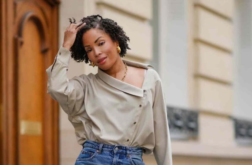 African American woman wearing mom jeans with shirt and sandals street style photo - Fashion Police Nigeria