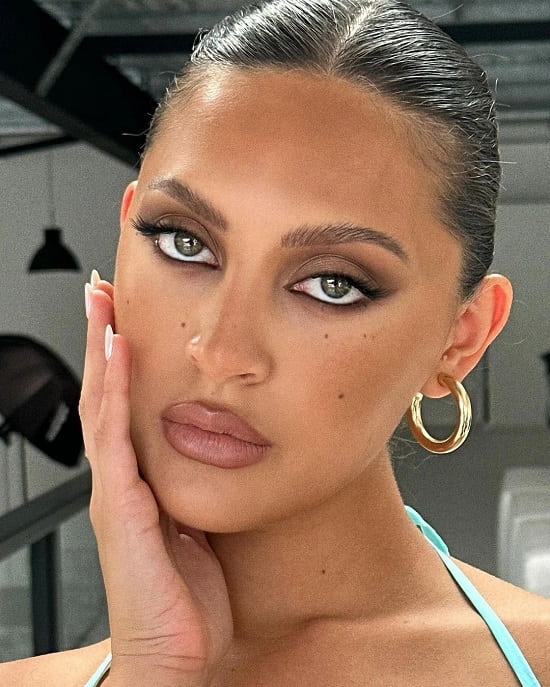 lady on the blurred makeup contour photo - Fashion Police Nigeria