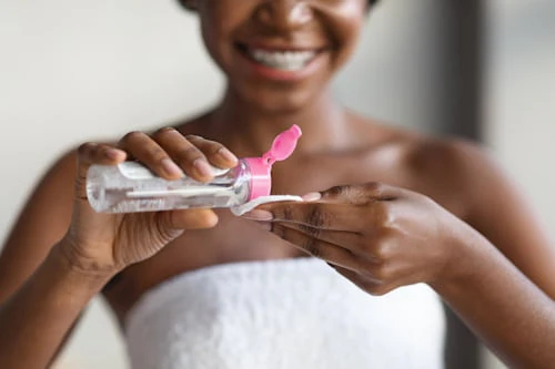 lady using micellar water - Fashion Police Nigeria