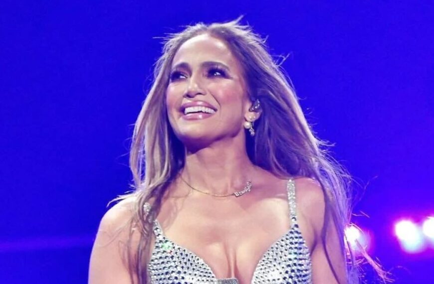 Jennifer Lopez suffers wardrobe malfunction photo - Fashion Police Nigeria